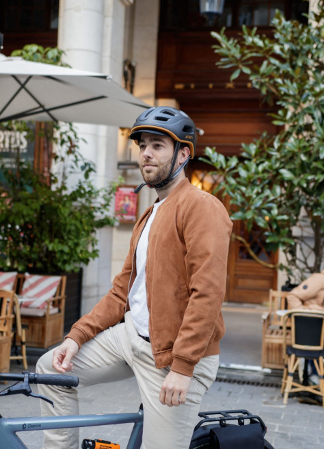 Lightweight, ventilated urban bike helmet with LED - CAIRN