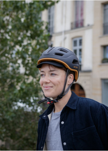 Lightweight, ventilated urban bike helmet with LED - CAIRN