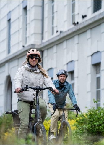 Lightweight, ventilated urban bike helmet with LED - CAIRN