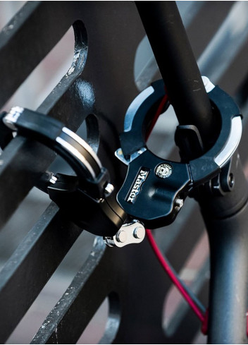 Handcuff-Style Lock with 2-Link Chain - Master Lock
