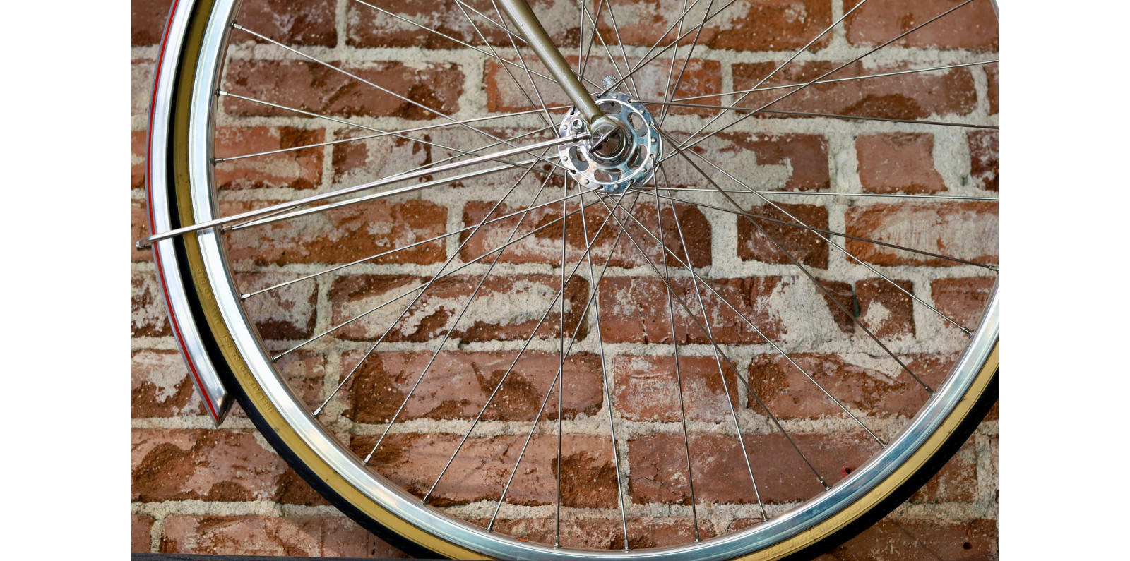 Comment réparer le rayon d'une roue de vélo ?